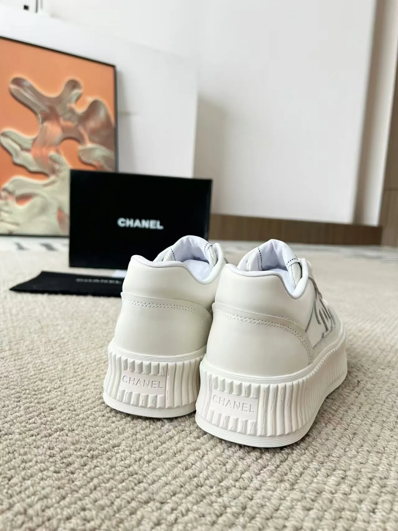 👟👟Ex-factory price 520👟👟 Thick-soled Chanel Chanel 24SF latest model full leather panda color white shoes casual sports shoes skateboard shoes original purchase and development production Xiaoxiang C Home Another super popular item in the counter, loved by Internet celebrity bloggers and sisters, and various praises on social platforms. It is extremely popular, has a high texture, is breathable and super spring and summer. Seeing this issue always arouses the inner desire of girls for fashion. The latest suede material, classic black and white color, full of fashionable feeling on the feet and easy to care for. Fabric: Original customized imported cowhide material. Lining: Customized soft sheepskin lining. Sole: Original molded TPU non-slip outsole. Bottom thickness: 4CM. Size: Women's size 35-40 (custom-made sizes 40 are non-refundable)